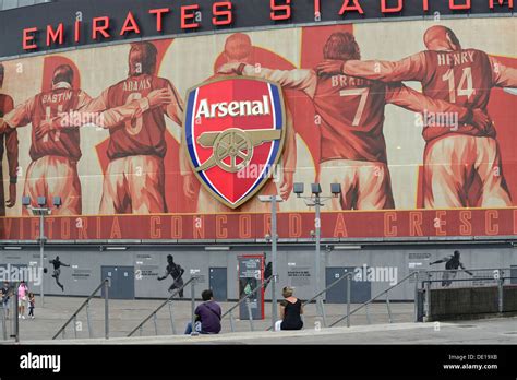 El Estadio Del Arsenal Con Sus Principales Héroes En La Pantalla Al