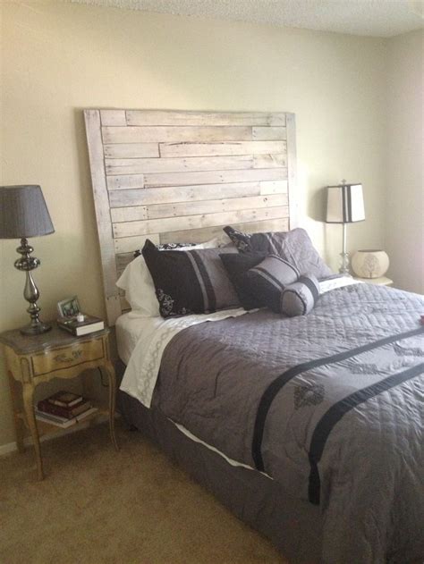 Check out these solid pieces of the pallet headboard , having a clear boundary line and a thick black border that encloses the perfectly packed pallet slats and hence gives a robust and visually pleasing pallet headboard ! Whitewashed pallet headboard. | diy | Pinterest