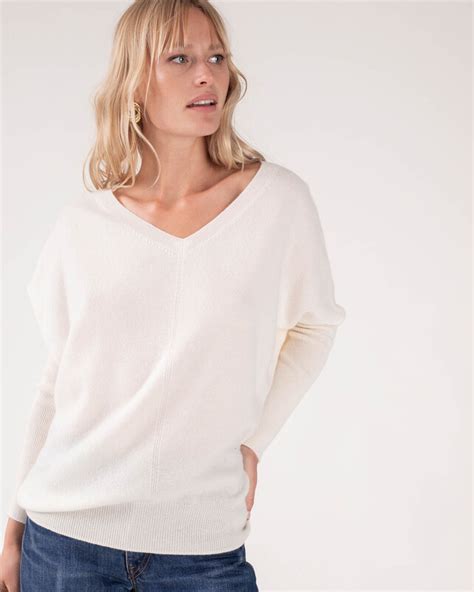 Un must have à adopter d'urgence pour toujours plus de confort et d'élégance. Pull Cachemire Femme Col V Chauve Souris Blanc | Pull NESS ...