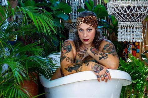 American Pickers Danielle Colby Shares Naked Photo Of Herself In The Bathtub As She Teases New