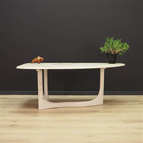 An assortment of kidney shaped coffee tables is available at 1stdibs. Vintage coffee table, 1960s | #108250