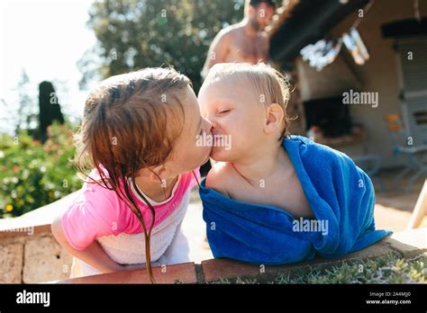 Bruder Und Schwester K Ssen Fotos Und Bildmaterial In Hoher Aufl Sung