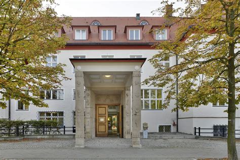 The germans decided at this meeting not to assign priority to the building of an atomic bomb. KSV | Signaletik Harnack-Haus