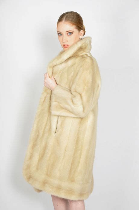 Wardrobot™ 1960 S Blonde Mink Fur Coat
