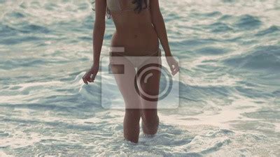 Obraz Piękna naga kobieta na plaży nudystów Dama z nagim idealnym na wymiar plaża kobieta