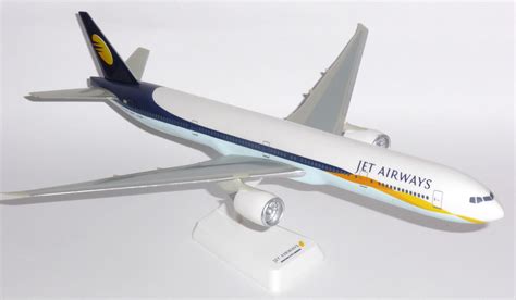 Boeing 777 300 Jet Airways India Collectors Desktop Model Scale 1 200 E