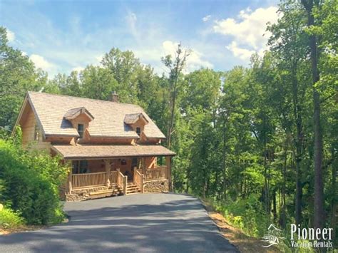 With everyone under one roof, you don't have to miss a thing. Jackson Mountain Homes Cozy Cub, Gatlinburg TN Cabins and ...