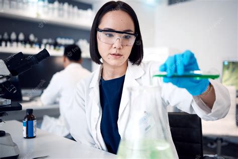 Mujer Científica Con Tubo De Ensayo Y Prueba Científica En Líquido Químico De Laboratorio Para