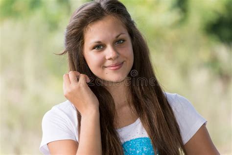 Het Meisje Van Portretofa 14 Jaar In Aard Stock Afbeelding Image Of
