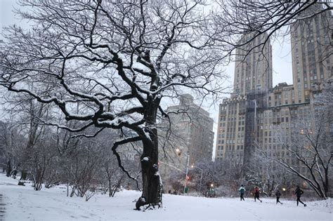 Snow Finally Falls In New York City As Winter Storm Hits Northeast Wsj