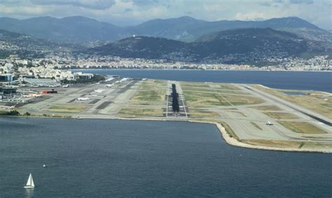 Questo aeroporto si trova a 7 chilometri a ovest di nizza. Flughafen Nizza - Nizza