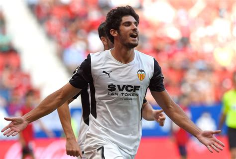 Situación crítica del Valencia CF pone a Guedes a tiro del Atlético