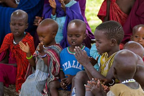 Bambini Africani Di Maasai Che Cantano Una Canzone Sotto Lalbero Dell