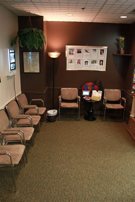 Waiting Room Really Like The Two Toned Walls Smile Decor Two Tone Walls Don G Office Waiting