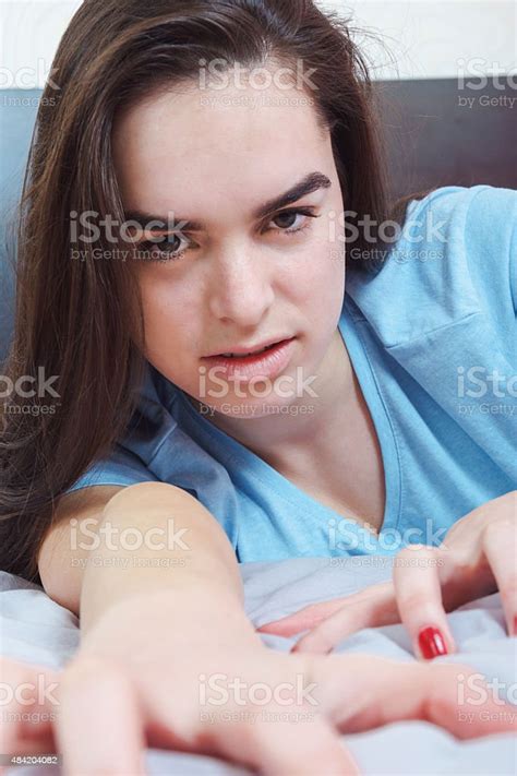 뽀샤시 여자아이 On 침대 매혹을 및 통화 중에는 노인 루킹 2015년에 대한 스톡 사진 및 기타 이미지 2015년 관능 귀여운 Istock