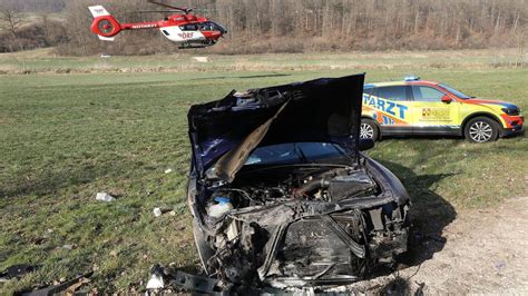 Schwerer Unfall bei Zwiefalten Fahrer stürzt Abhang hinunter