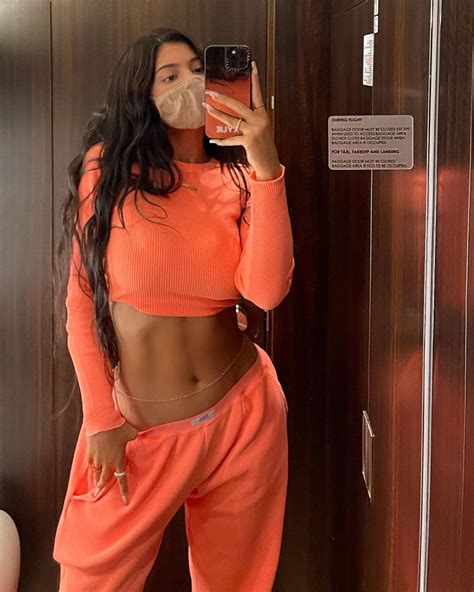 Kylie Jenner Shows Off Sculpted Abs In Low Rise Sweatpants And Crop Top