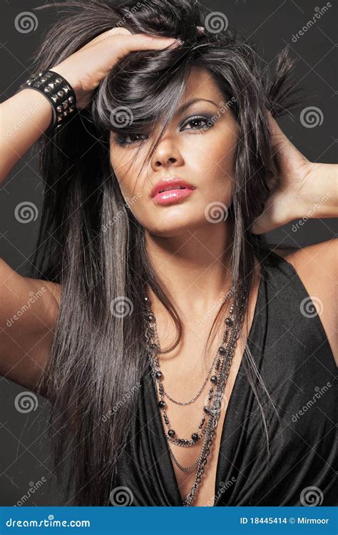 junge attraktive frau mit dem langen schwarzen haar stockfoto bild von haar mode 18445414