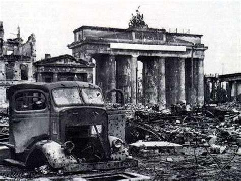Gran bretaña, francia y alemania dejaron de ser grandes potencias desde el punto de vista militar, posición que fue ocupada por estados. La Alemania Nazi tras la Segunda Guerra Mundial