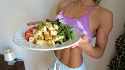 What A Vegan Bikini Competitor Eats Vegan Meal Plans Vegan Meal Prep