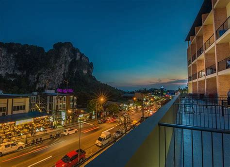 It is a deluxe establishment dating back to 2017. Ao Nang Baan Suan Resort - Krabi