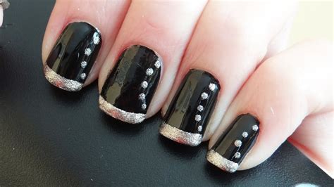 La decoración de uñas negras es un clásico en el mundo del nail art, que. Uñas fin de año o fiesta manicura francesa negro y dorado - YouTube