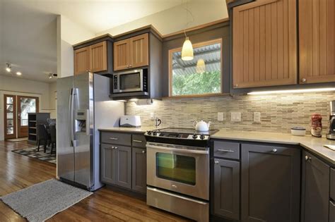 20 Shining Examples Of The Two Toned Kitchen Cabinet Trend Kitchen