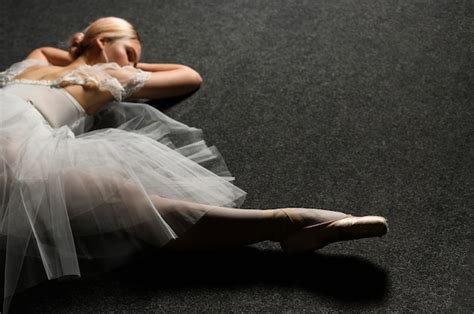 Free Photo High Angle Of Ballerina In Tutu Dress Doing A Split