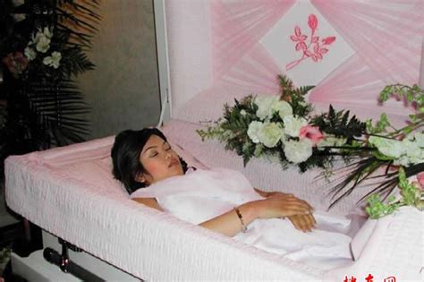 Beautiful Girls In Their Caskets Tragic Woman 20 Plans Her Own Funeral So She Can Fulfil Last