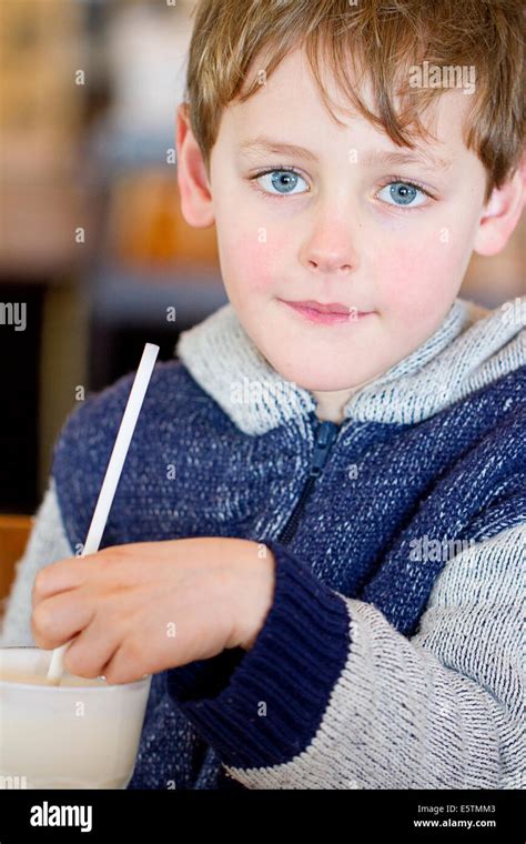 Niño De Ojos Azules Y Paja Batido Fotografía De Stock Alamy