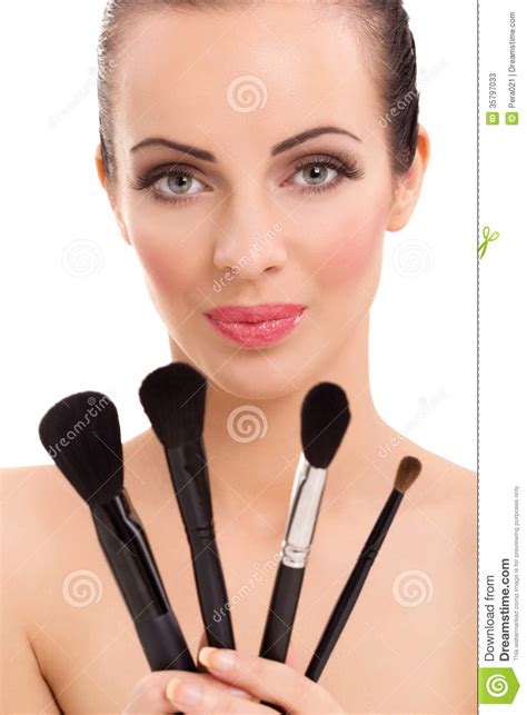 Retrato De La Mujer Hermosa Con Los Cepillos Del Maquillaje Imagen De