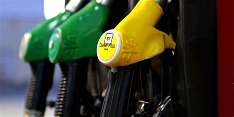 À la pompe, le prix des carburants chute sous les 1,30 euro. Flambée du pétrole : les prix à la pompe vont-ils augmenter rapidement