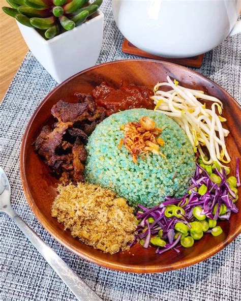 Nasi bakar ini khas dengan aroma wanginya, yang menggunakan daun pisang sebagai pembungkus nasi. "Quinoa" Nasi Kerabu dengan Daging Panggang... in 2020 ...