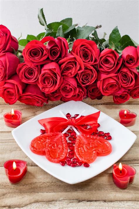Foto circa mazzo delle rose rosse isolate su priorità bassa bianca. Caramelle Rosse In Una Scatola A Forma Di Del Cuore ...
