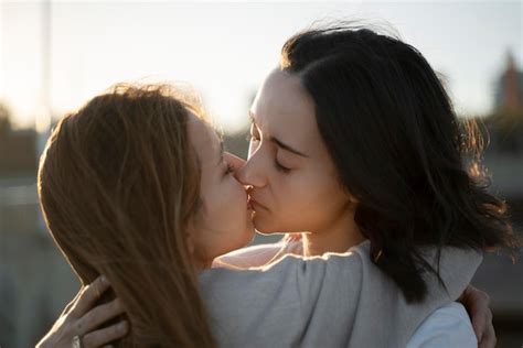 Adorable pareja de lesbianas besándose al aire libre Foto Premium