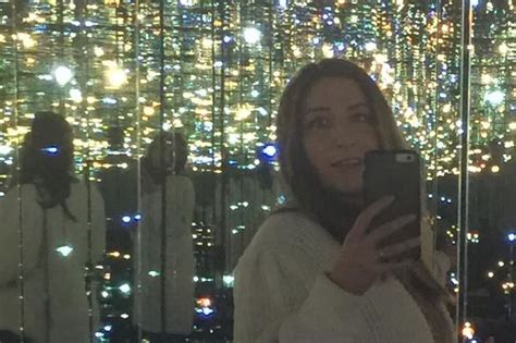 The actress, comedian, and writer posted two instagram selfies with a visibly pregnant profile saturday at the yayoi kusama infinity mirrored room. iNSTAGRAM
