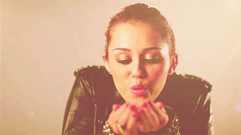 Miley Cyrus Faz 22 Anos Veja Seus S Mais Impagáveis