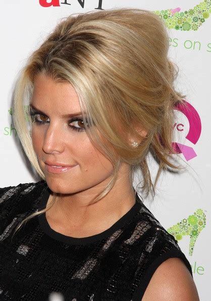 Jessica Simpson Classic Bun Jessica Simpson Updos Looks Stylebistro