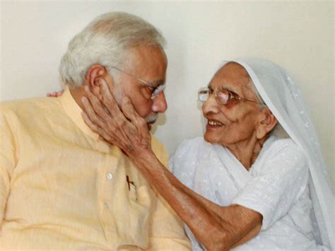 In Pics Pm Narendra Modis Touching Moments With His Mother Oneindia