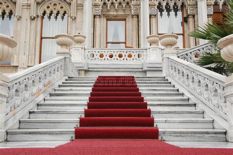 Das wird ja immer schöner. Roter Teppich stockfoto. Bild von fenster, banister ...