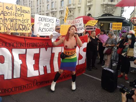 “sin Putas No Hay Feminismo” Los Paraguas Rojos Llegan Al Congreso En Contra De La Ley Sobre