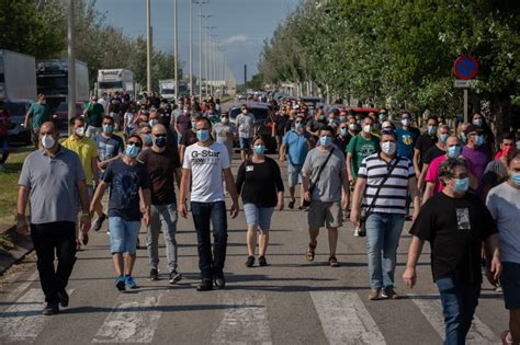 En redes sociales se ha convocado a una besatón como parte de las jornadas de protestas. Las protestas en Barcelona por el cierre de Nissan, en ...