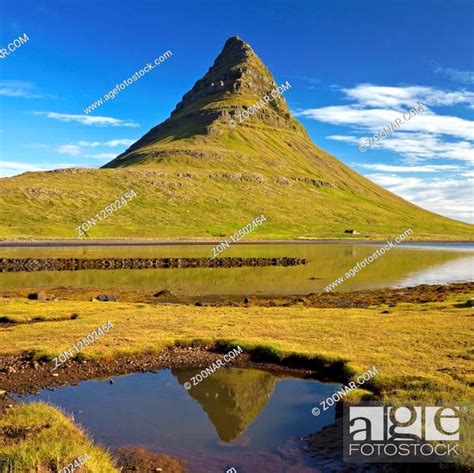 Der Berg Kirkjufell Am Fjord Grundarfjoerdur Snæfellsnes Westisland
