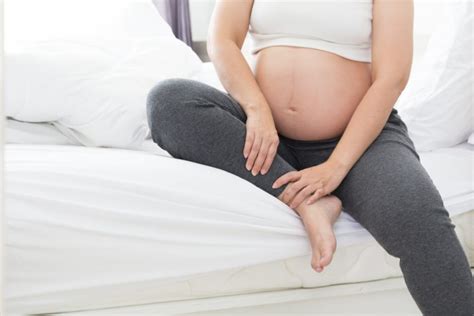 Spuchnięte nogi w ciąży jak sobie z nimi poradzić Objawy i leczenie