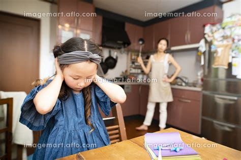 お母さんに叱られている女の子の写真素材 197638994 イメージマート