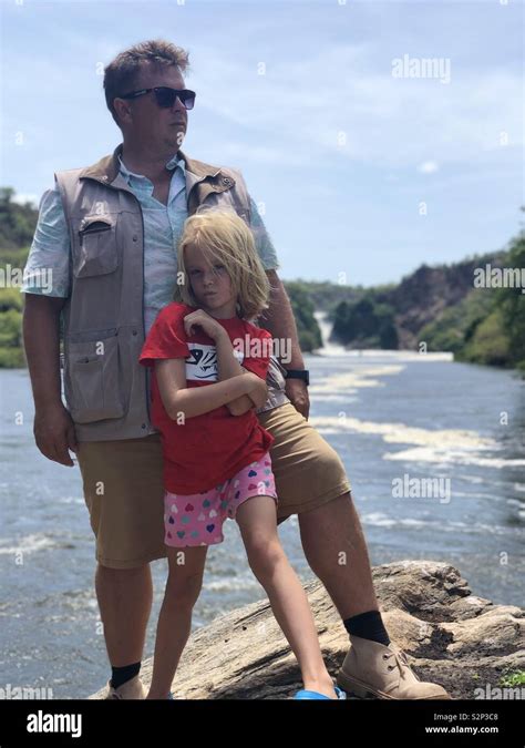 El Padre Y La Hija Delante De Murchison Falls Uganda Fotografía De