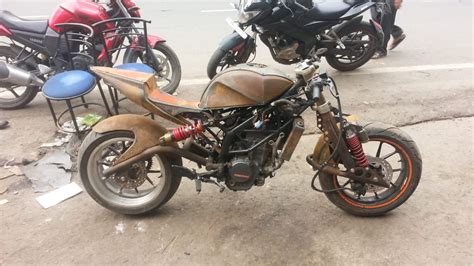 The engine is supposedly untouched while the modified 200 duke has a katros exhaust. This KTM Duke 200 Modification Is Among The Best We Have ...