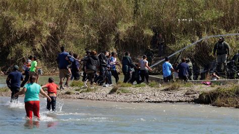Migrantes Desesperados Cruzan El Río Bravo Tras La Clausura Del