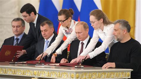 defying sanctions putin signs treaty to annex crimea