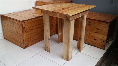 Membuat meja merupakan proyek awal yang bagus bagi tukang kayu pemula, tetapi juga bisa menjadi proyek yang rumit bagi tukang kayu yang sudah berpengalaman. Cara Membuat Meja Dari Kayu Palet | Desainrumahid.com